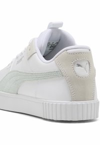 Fehér sneaker sima bőr felsőrésszel, világoszöld velúr részletekkel és texturált gumitalppal. Kis logó található a saroknál.