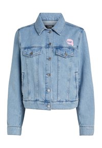 Světle modrá denimová bunda s předními knoflíky, dvěma náprsními kapsami a malou růžovou nášivkou slunečních brýlí na levé náprsní kapse.