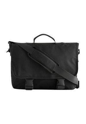 Schwarze Umhängetasche mit verstellbarem Schultergurt, Tragegriff oben und zwei Schnallenverschlüssen an der Vorderklappe.