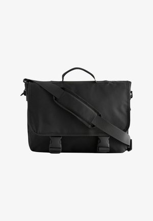 Schwarze Umhängetasche mit verstellbarem Schultergurt, Tragegriff oben und zwei Schnallenverschlüssen an der Vorderklappe.