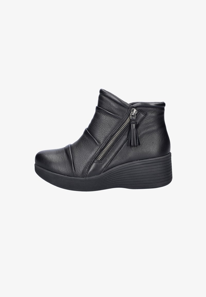 Zwarte lederen enkelboot met een ritsluiting, met een gemêleerde bovenkant en een wigzool voor extra hoogte. Accentuated met een kwastje.