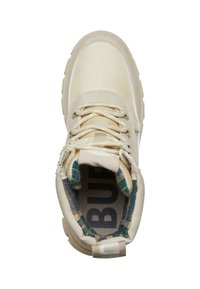 Zapatillas altas beige con materiales de malla y cuero. Presenta un forro interior texturizado, múltiples ojetes y una marca destacada en el talón.