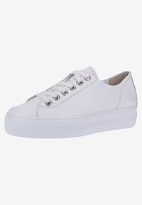 Sneakers bianchi in tela con suola a piattaforma, caratterizzati da occhielli metalici rotondi, lacci piatti e una suola in gomma testurizzata. Design semplice.