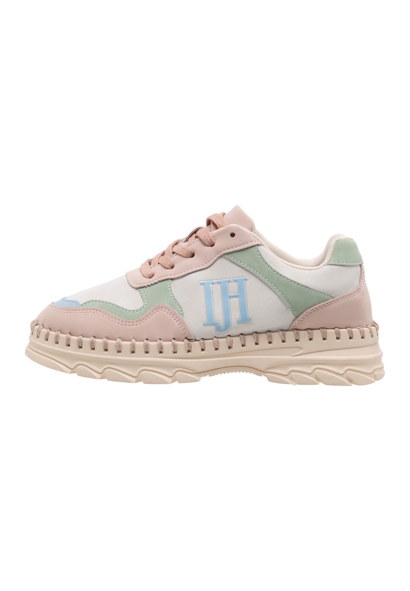 Zapatillas que combinan cuero de color rosa claro, verde menta y blanco, con costuras en contraste, una suela gruesa y un logo en el lateral.