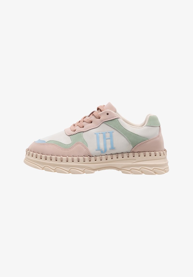 Zapatillas que combinan cuero de color rosa claro, verde menta y blanco, con costuras en contraste, una suela gruesa y un logo en el lateral.