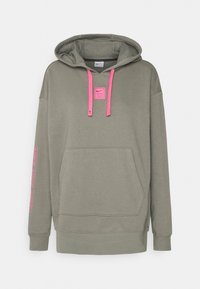 Sweatshirt à capuche grise avec cordons de serrage roses, poche à l'avant et logo rose sur la poitrine ; dispose de manches longues et de poignets côtelés.