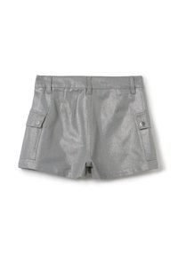 Shorts argentés métalliques avec un design ajusté, présentant un devant plat, deux poches latérales et une poche cargo unique sur le côté gauche.