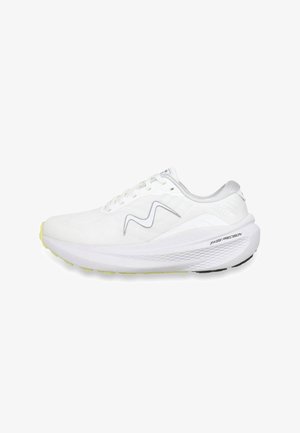 Witte hardloopschoen met dikke zool, golvend zijlogo, "Swiss Precision" tekst op de tussenzool en lichtgroene accenten op de buitenzool.