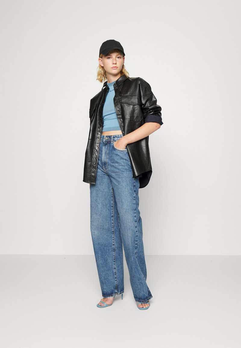 Damen Kleider | Gina Tricot IDUN WIDE Jeans Straight Leg dark sea blue/blue denim - SM30189 Damen Kleider | Gina Tricot IDUN WIDE Jeans Straight Leg dark sea blue/blue denim - SM30189
