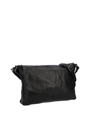 Schwarze Lederschultertasche mit Klappverschluss und verstellbarem Riemen mit Metallschnalle vor weißem Hintergrund.