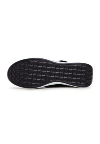 Semelle de sneaker noire avec un motif texturé comportant de petites formes de pyramide. Détails latéraux blancs le long du bord. Matériau en caoutchouc plat.