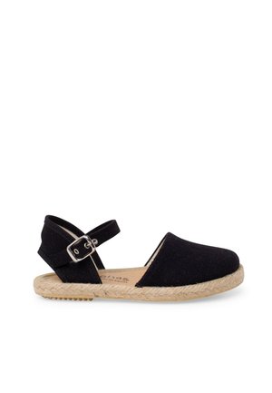 Sandale espadrille en toile noire avec bout fermé, bride cheville avec boucle argentée et semelle en jute tressée sur fond blanc.