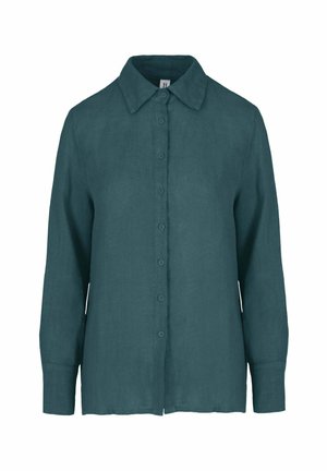 Koszula na długi rękaw w kolorze morskim z guzikami, z ostro zakończonym kołnierzem i mankietami, przedstawiona na białym tle.