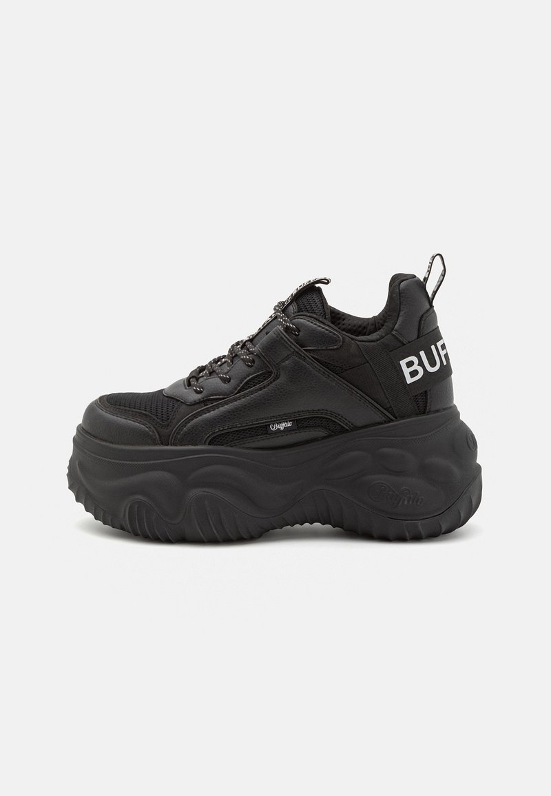 Baskets noires chunky avec une tige en mesh et en cuir, semelle en caoutchouc épaisse et marquage bien visible sur le côté. Dotées de lacets et d'une languette.