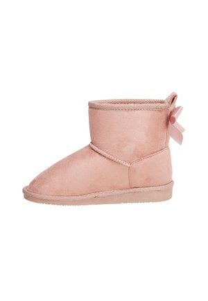 Stivaletto alla caviglia in suede rosa con punta arrotondata, caratterizzato da una superficie texturizzata, cuciture decorative e un fiocco sul retro.