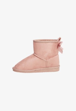 Roze suede enkellaars met een ronde neus, voorzien van een gestructureerd oppervlak, decoratieve stiksels en een strikaccent aan de achterkant.