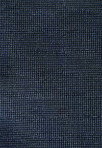 Dunkelblaues gewebtes Stoff mit einem strukturierten Muster, das eine Mischung aus blauen und schwarzen Fäden aufweist und ein dezentes, elegantes Erscheinungsbild erzeugt.