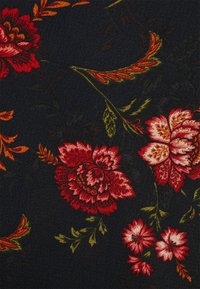 Tissu foncé avec des motifs floraux détaillés rouges, roses et orange et des feuilles vertes dispersées à travers la surface.