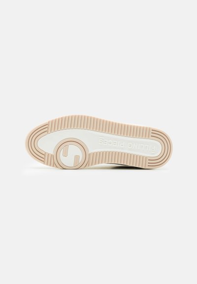 Witte sneaker met een zachte rubberen zool in beige. Beschikt over een ronde vorm, ribbel details en een cirkelvormig logo op het hielgebied.