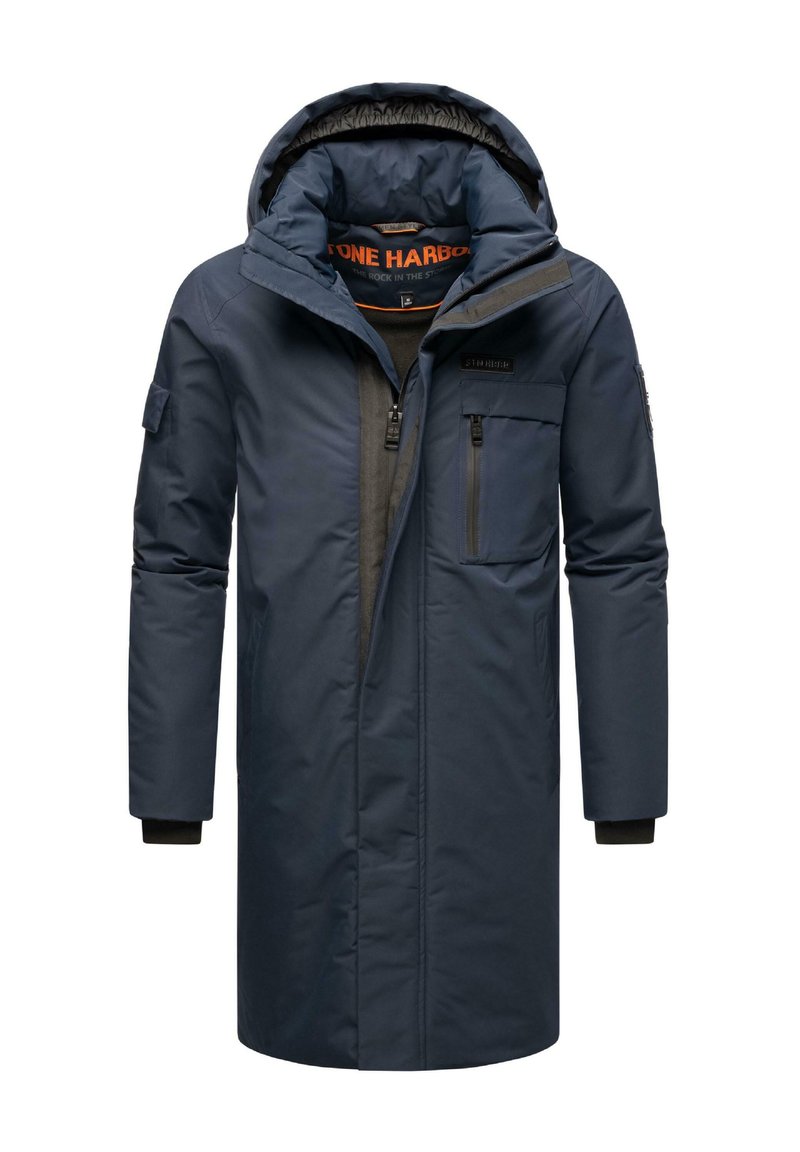 Navy modrá parka s kapucí, zipovým předním zapínáním a bočními kapsami. Má prošívanou podšívku a nastavitelný manžety.