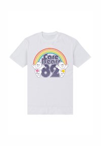 Bílý bavlněný tričko s grafikou duhového oblouku, textem "Care Bears" a dvěma kreslenými medvědy s detaily na břiše.