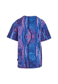 T-shirt med korte ærmer og et abstrakt vertikalt mønster i nuancer af blå, lilla og pink.