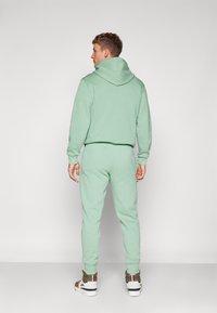 Timberland KENNEBEC RIVER BRUSHED BACK - Spodnji deli trenirk - granite green