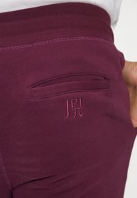 JP1880 Pantalones deportivos - dark purple