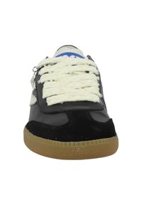 Baskets noires et grises avec un daim texturé et un cuir lisse, lacets crème, semelle en gomme et un logo bleu sur la languette.