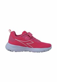 Scarpe da ginnastica rosa con tomaia in rete, dettagli bianchi, un cinturino con chiusura a velcro e una suola in gomma bianca con un motivo di battistrada testurizzato.