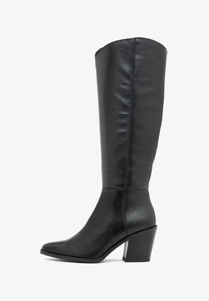 Stivale in pelle nera al ginocchio con punta affusolata, texture liscia, dettagli di cucitura sottili e un robusto tacco a blocco.