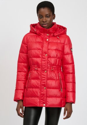 Rote Pufferjacke mit Kapuze, mit einem gesteppte Design, elastischem Kordelzug in der Taille, goldenen Hardware-Akzenten und seitlichen Reißverschlusstaschen.