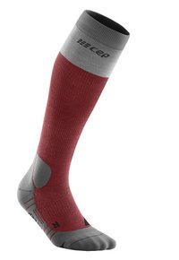 Calze a compressione in rosso e grigio, con texture a coste, bordo elastico, tallone imbottito e supporto per l'arco con punta rinforzata.