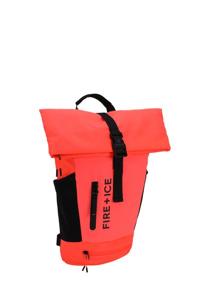 Neonorange rulltopp ryggsäck med svarta detaljer, utrustad med justerbara remmar, en framficka med dragkedja och texten "FIRE + ICE" tryckt på sidan.