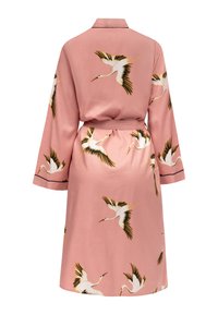 Różowa satynowa szlafrok z długimi rękawami, z wzorem żurawi w białym i czarnym kolorze, związywany w talii i z kołnierzykiem.