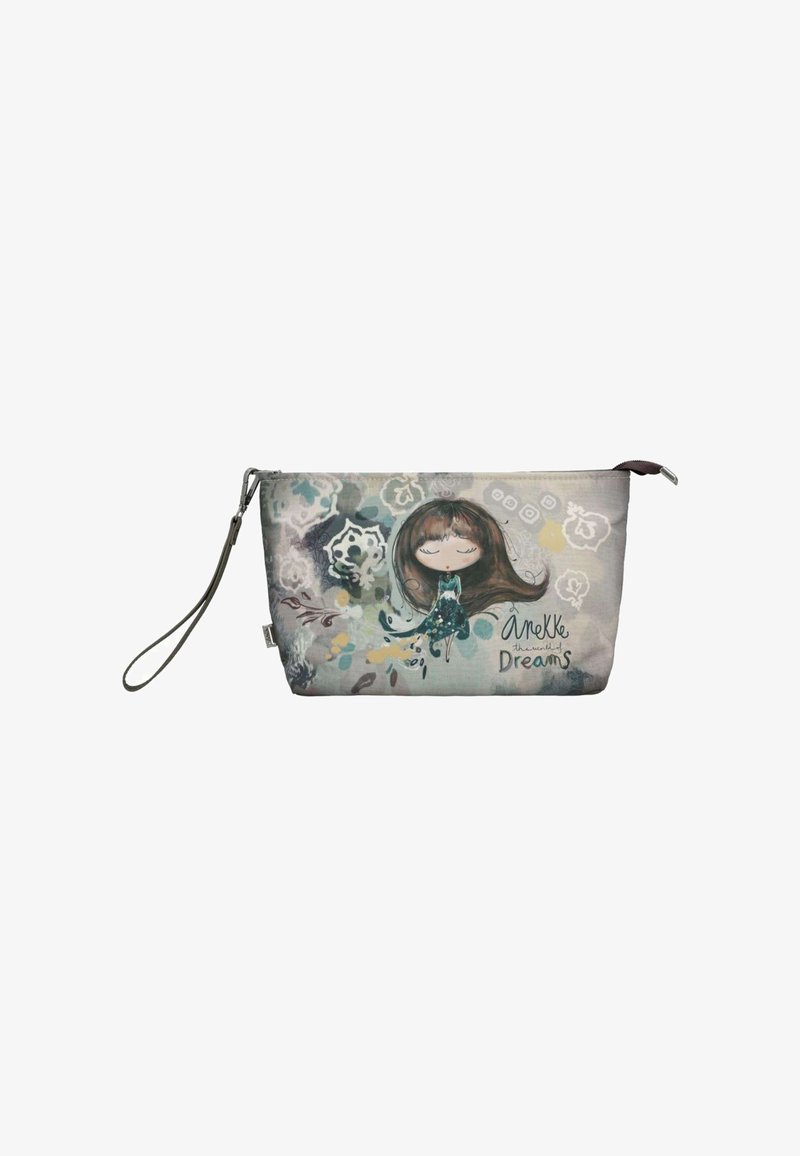 Pochette avec une fermeture éclair, ornée d'une illustration fantaisiste d'une fille et d'un chien. Tissu doux, couleurs pastel et une sangle de poignet pour le transport.