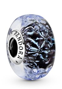 Prozoren steklen kroglica s spiralami modre, črne in kovinske barve. Srebrno jedro z izrezljanim logotipom "Pandora"; zapletene teksturne podrobnosti.