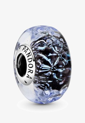 Perla di vetro trasparente con swirl blu, nero e accenti metallici. Il nucleo in argento presenta il logo "Pandora" inciso; dettagli di texture intricati.