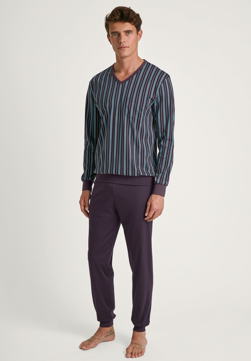 Gestreept loungewear-set met een V-hals top met dunne, verticale meerkleurige strepen en effen paarse slim-fit broek. Zachte stof, casual pasvorm.