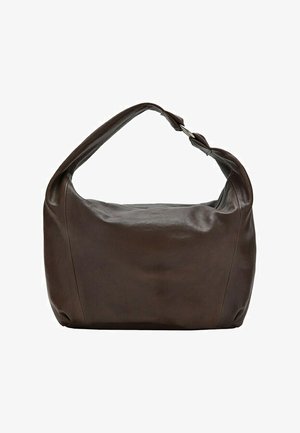 Bolso de mano de cuero marrón oscuro con una sola correa ancha y una hebilla plateada, con una forma rectangular suave y holgada.
