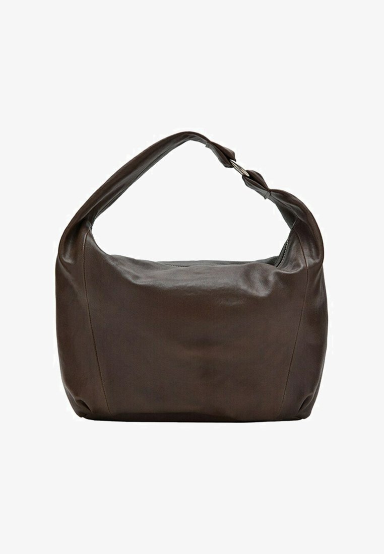 Sac à main en cuir marron foncé avec une large bandoulière unique et une boucle argentée, présentant une forme rectangulaire souple et décontractée.