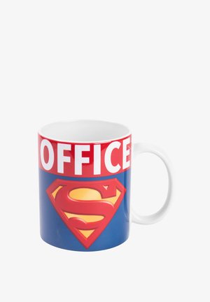 Tazza in ceramica con un design lucido rosso e blu. Presenta la scritta "OFFICE" in grassetto lettere bianche e un grande logo di Superman giallo e rosso.