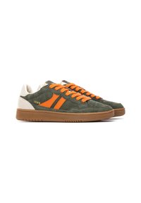 Sneaker in suede verde con dettagli arancioni, tallone crema a contrasto e suola in gomma marrone. Include lacci arancioni e strisce laterali.