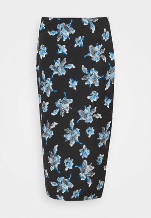 Czarna ołówkowa spódnica z rozproszonym dużym wzorem kwiatowym w kolorach niebieskim, białym i szarym pokrywającym tkaninę.