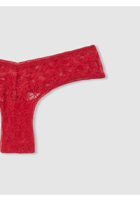 Mutandine hipster rosse in pizzo con motivo floreale, bordi a scallop e texture in rete. Design leggero e traspirante.