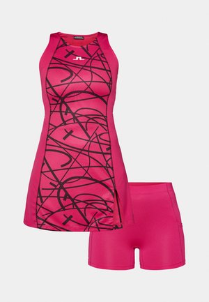 Roze sport jurk met zwarte abstracte patronen, met een hoge halslijn en zijsplitten; vergezeld van bijpassende roze shorts.