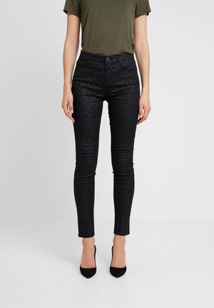 Vaqueros pitillo - coated denim