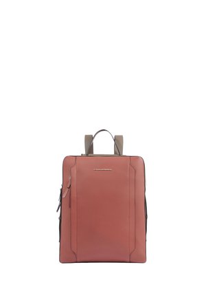 Sac à dos rectangulaire en cuir brun avec poignée supérieure, deux bretelles beiges et logo de la marque argenté centré près du haut.