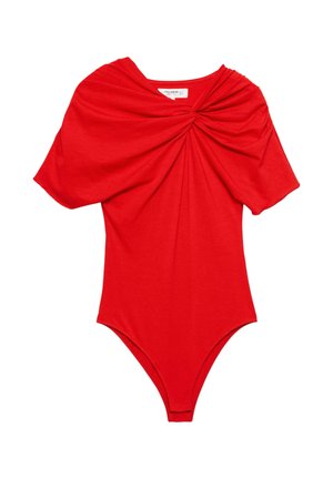 Rød heldragt med korte pufærmer og knudedetalje foran, lavet af glat, elastisk stof.