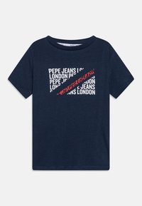 Tmavě modré bavlněné tričko s krátkým rukávem, s opakujícím se bílým textem "PEPE JEANS LONDON" přeškrtnutým červenou diagonální čárou.